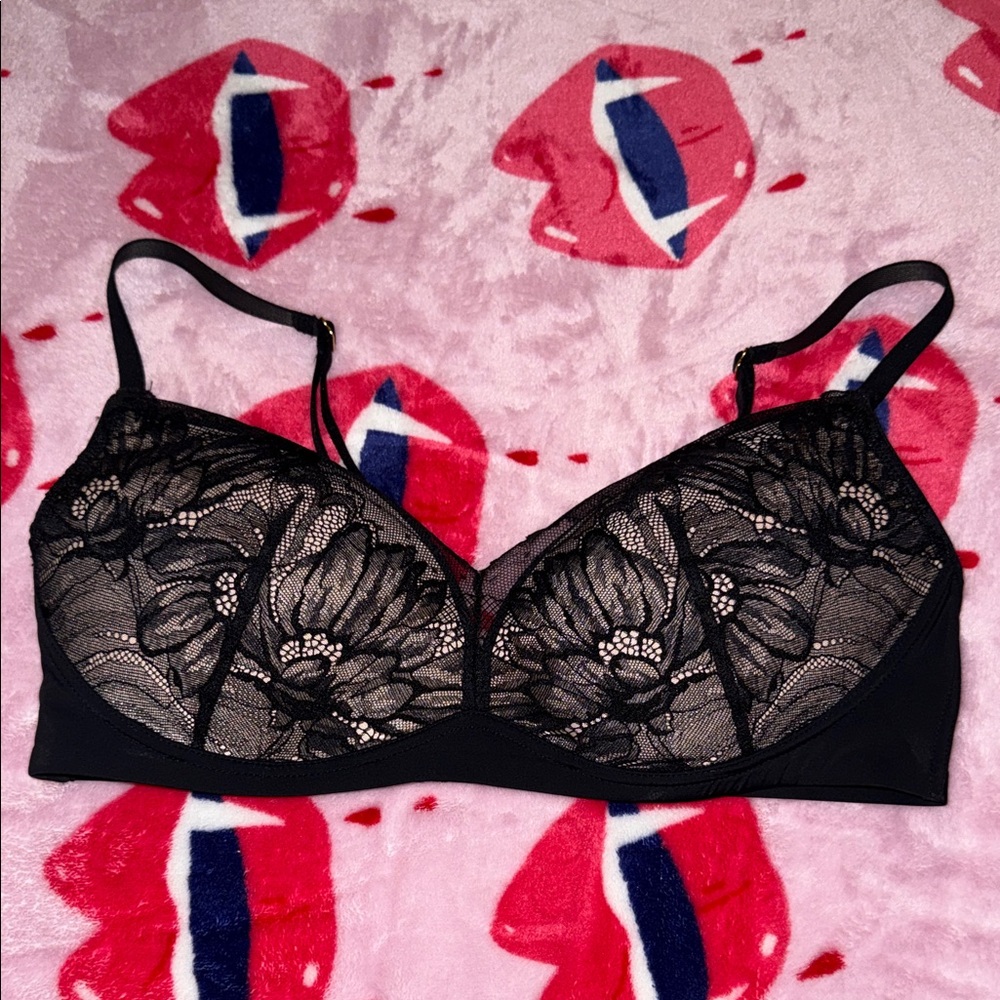 Elegant Black Lace Lightly Lined Enbliss Wireless Bra